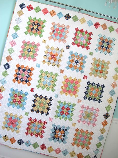 Introducing Great Granny Squared by Lori Holt! - The Jolly Jabber Quilting Blog Granny Square Quilt, Sunburst Granny Square, Market Flowers, Granny Square Haken, Postage Stamp Quilt, Bee In My Bonnet, Lori Holt, Pretty Quilt, Patchwork Quilt Patterns