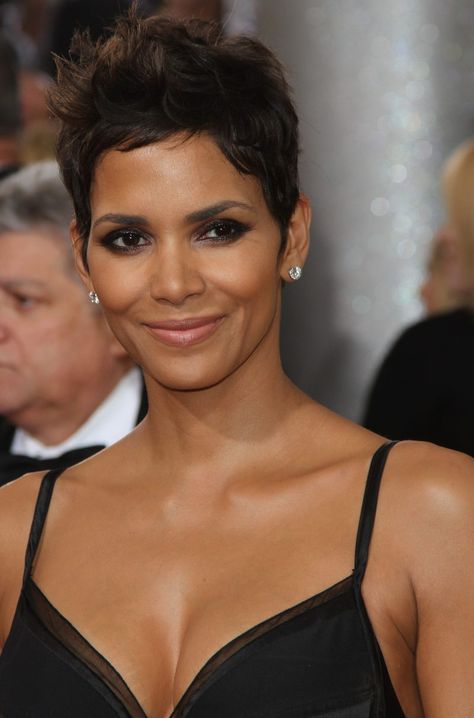 Halle Berry Makeup, Halle Berry Haircut, Halle Berry Short Hair, Halle Berry Pixie, Halle Berry Hairstyles, Hally Berry, Halle Berry Style, Very Short Haircuts, Diamond Face Shape