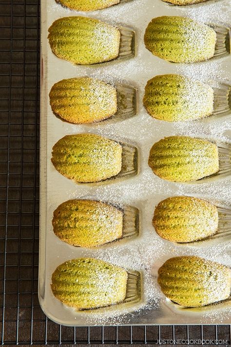 Green Tea Madeleine (Matcha Madeleine) | Easy Japanese Recipes at JustOneCookbook.com Malt Loaf, Madeleine Recipe, Just One Cookbook, Matcha Dessert, French Cookies, Pan Sin Gluten, Easy Japanese Recipes, Matcha Recipe, How To Make Greens