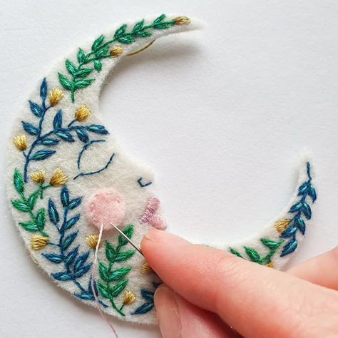 Felt Moon, Crafty Christmas Gifts, Noodle Art, Cloud Craft, Clothes Embroidery Diy, Waldorf Crafts, Creative Diy Gifts, Felt Ornament, Felt Embroidery