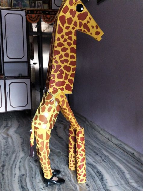 Giraffe Costume Diy, Giraffe Fancy Dress, Carrot Costume, Giraffe Outfit, Giraffe For Kids, Animal Costumes For Kids, Lion King Costume, Giraffe Costume, Fancy Dress Competition