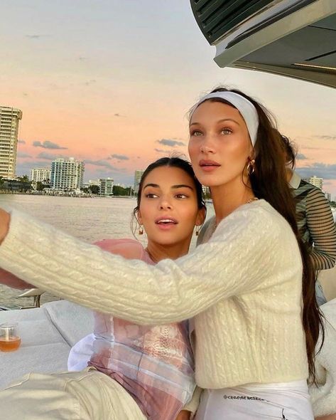 Luxury Besties, Kylie King, Kendall Jenner Bella Hadid, Bella Hadid Aesthetic, Kendall Jenner Icons, Isabella Hadid, Sabrina Carpenter Outfits, Miami Girls, Jenner Family