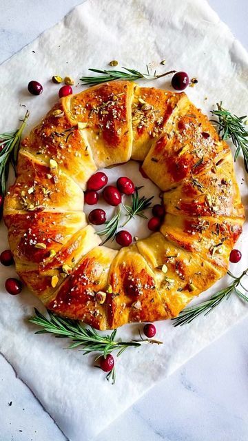 Food Wreath Ideas, Cranberry Brie Pastry Wreath, Christmas Wreaths Food, Brie Cranberry Wreath, Puff Pastry Wreath Appetizer, Cresent Wreath Recipe, Croissant Wreath Recipe, Cranberry And Brie Puff Pastry Wreath, Brie And Crescent Rolls