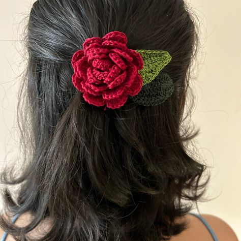 Crochet Wearable Accessories, Cute Hair Clip Ideas, Crochet Gifts Beginner, Crocheted Hair Clips, Crochet Hair Clips Ideas, Small Crochet Gifts Simple, Red Crochet Patterns, Crochet Flowers Aesthetic, Crochet Hair Flowers