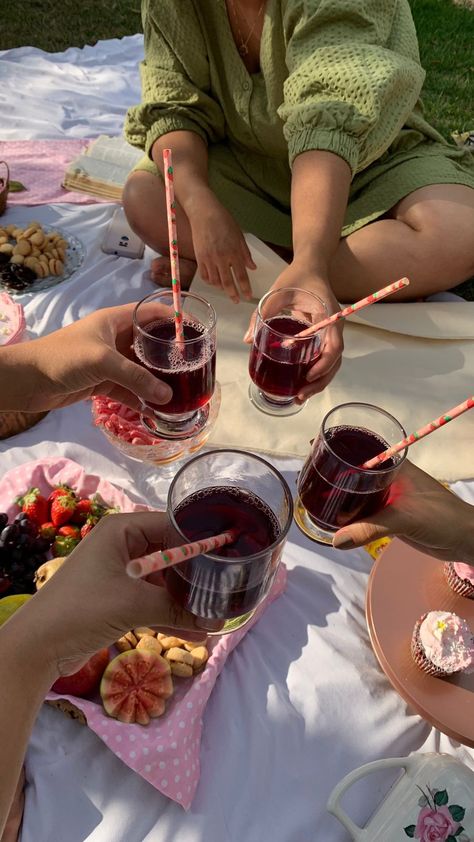 Piquenique de amigas Picnic Amigas, Pinterest Picnic, Amigas Aesthetic, Birthday Picnic, Birthday Goals, Picnic Inspiration, Cute Birthday Pictures, Party Photoshoot, Disney Characters Videos