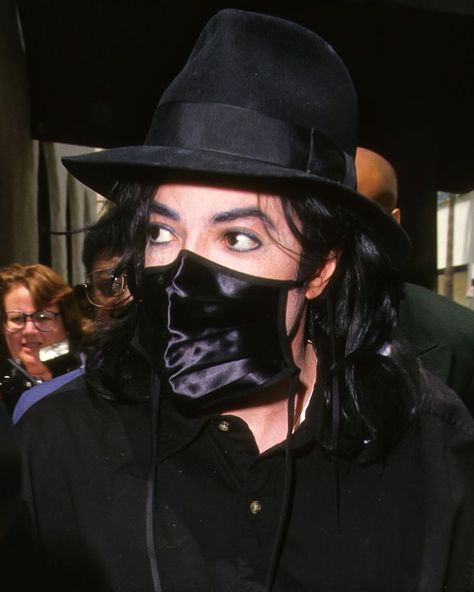 𝐌𝐢𝐜𝐡𝐚𝐞𝐥 𝐿 𝐸 𝐺 𝐸 𝑁 𝐷 𝐉𝐚𝐜𝐤𝐬𝐨𝐧 ♥ (@michaeljtheking) posted on Instagram: “AaAah THE SILK MASK AND MICHAEL IN ALL BLACK .. HERE ❤️🤏🏼TAKE MY HEART #michaeljackson #mjinnocent” • Nov 11, 2020 at 2:34pm UTC Michael Jackson Story, Take My Heart, Hee Man, Silk Mask, Michael Jackson Pics, History Pictures, King Of Pops, Elizabeth Taylor, Lady Diana