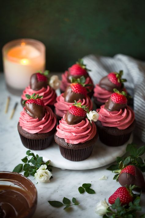 Cupcakes With Chocolate, Strawberry Cupcake, Fancy Cupcakes, Chocolate Covered Strawberry, Strawberry Frosting, Oreo Cupcakes, Cupcake Flavors, Strawberry Cupcakes, Cooking Classy