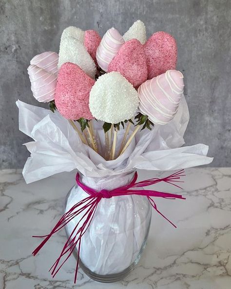 @sweets_byselena on Instagram: "An appreciation Dipped Strawberry Bouqet💕🍓 So many wonderful Moms and Dads that go above and beyond to help our students have the best Senior experience! #strawberry #strawberries #strawberrybouquet #dippedstrawberries #chocolatecoveredstrawberries #chocolate #bouquet #ediblearrangements #ediblebouquet #pink" Dipped Strawberry Bouquet, Chocolate Covered Strawberry Bouquet, Chocolate Strawberry Bouquet, Chocolate Dipped Strawberries Valentines, Chocolate Dipped Strawberries Bouquet, Strawberry Bouquet, Chocolate Strawberries Bouquet, Valentine Strawberries, White Chocolate Strawberries