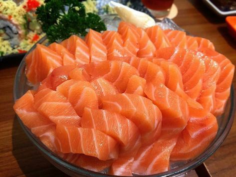 💗 Salmon Sashimi Aesthetic, Tempura Sushi Rolls, Salmon Rolls, Dessert Chef, Japanese Desserts, Salmon Sashimi, Pasti Sani, Homemade Sushi, Gourmet Desserts