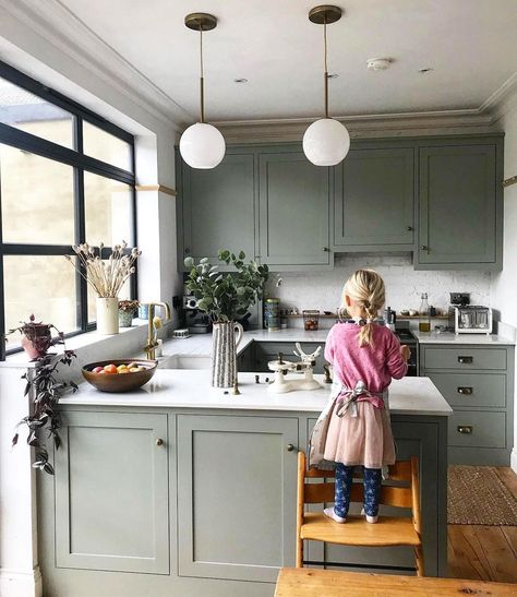 Farrow & Ball on Instagram: “The perfect place for pancakes 🥞 📸 @katie_at_the_crescent_ featuring #Pigeon painted cabinets in our Modern Eggshell finish.…” Farrow And Ball, Style Cottage, Living Room Ceiling, Kitchen Color, Construction Design, Green Kitchen, Painting Cabinets, Farrow Ball, Kitchen Renovation