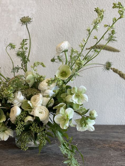 Greenery Wedding Aesthetic, Luxury Beach Wedding Decorations, Abstract Wedding Florals, Wedding Florals With Greenery, Olive Green Wedding Florals, Large Scale Floral Arrangements, Different Wedding Flowers, European Wedding Flowers, European Wedding Florals