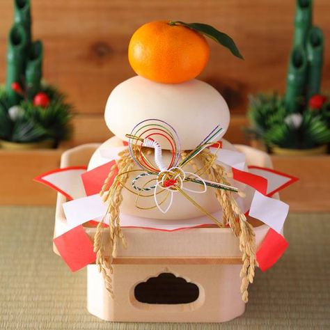 Kagami mochi お正月 鏡餅 Kagami Mochi, Mochi Japanese, Japanese Rice Cake, Japanese Inro, Japanese Holidays, Japanese New Year, New Years Traditions, Japanese Festival, Attracting Wealth