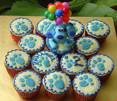 Blues Clues! I wish they had this idea around when my daughter was 2. Instead we had a blues clues cake. This would have been perfect. Creative Cupcake Recipes, Blue's Clues Birthday Party, Clue Party, Blue Birthday Parties, Kid Cupcakes, Cake Templates, Creative Cupcakes, Fairy Cakes, Blue’s Clues