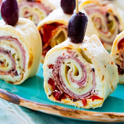 Muffaletta Pinwheels topped with black olives on a plate. Muffaletta Pinwheels, Pinwheels Appetizers, Pinwheels Recipe, Pinwheel Recipes, Olive Relish, Easy Appetizers, Think Food, Finger Food Appetizers, Great Appetizers