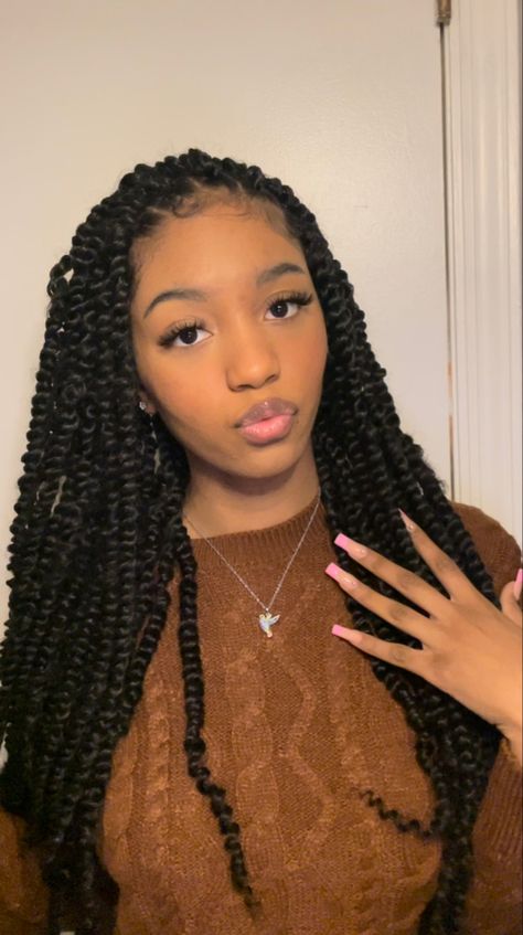 Hairstyles Feed In Braids, Hair Braid Designs, Bohemian Locs, Feed In Braids, Passion Twists, Big Box Braids Hairstyles, Curly Hair Videos, Feed In Braids Hairstyles, Twist Braid