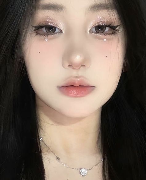 Aesthetic Pink Color, Eyelash Aesthetic, Cool Tone Eyeshadow, Maquillaje Douyin, Eye Makeup Inspo, Party Eye Makeup, Makeup Douyin, Chinese Makeup, Makeup Station