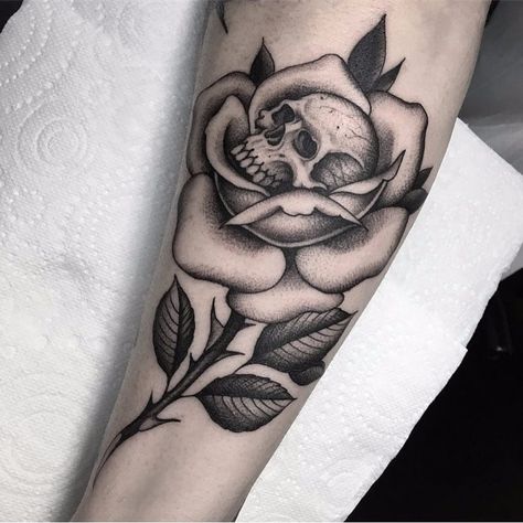 Blackwork Rose, Small Skull Tattoo, Skull Tattoo Flowers, Feminine Skull Tattoos, Skull Rose Tattoos, Neo Tattoo, Rose Tattoo Sleeve, Sugar Skull Tattoos, Rose Skull