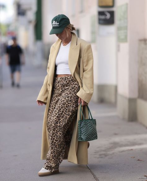 Aztec Skirt Outfit Winter, Cream Jersey Outfit, Leopard Print Dress Outfit, Fall 2024 Fashion, Leopard Outfits, 2024 Fashion Trends, Animal Print Outfits, Fall Dress Outfit, Sneakers Looks