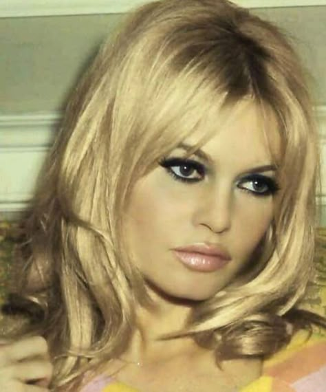 Bardot Makeup, Bardot Hair, Bridgette Bardot, Sixties Style, Bridget Bardot, Bardot Style, Smink Inspiration, Actrices Hollywood, French Actress