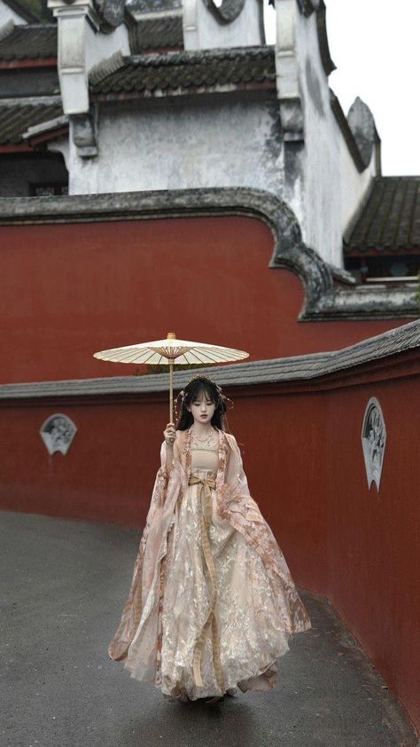 Hanfu Princess, Hanfu Cosplay, Chinese Princess Dress, Chinese Wedding Dress Traditional, Chinese Fancy Dress, Traditional Asian Dress, Hanfu Girl, Chinese Aesthetic, Chinese Wedding Dress