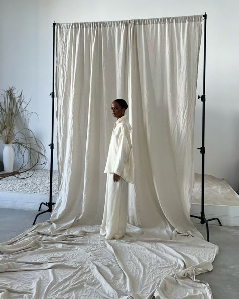 Fashion Photography Background Ideas, Photo Shoot Studio Backgrounds, Drape Backdrop Photoshoot, Filming Backdrop Ideas, White Sheet Backdrop Photoshoot Indoor, Cream Background Photoshoot, Back Drop Photoshoot Ideas Diy, Indoor Photography Background, At Home Backdrops Photo Shoot