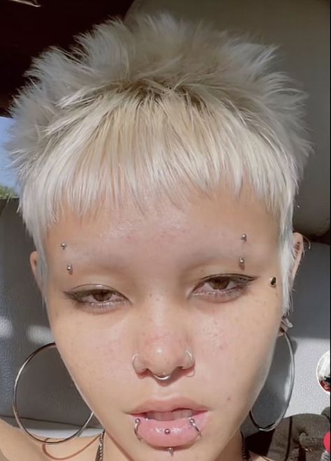 Face Peircing Ideas, Face Piercing Inspiration, Alternative Piercings Face, Overcrowded Facial Piercings, Double Brow Piercing, Unique Piercings Face, Cool Piercings Face, Face Piercings Aesthetic, Face Piercings Women