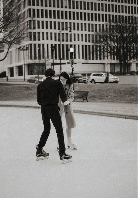 Family Ice Skating, Ice Skating Couple Aesthetic, Couple Ice Skating Aesthetic, Ice Skating Aesthetic Couple, Couples Ice Skating, Ice Skating Photoshoot, Couples Photoshoot Winter, Abc Dates, Couple Ice Skating