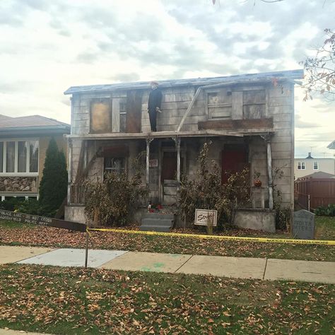 michael myers house chicagoIf you plan on trick-or-treating down Moody Ave. near Montrose Ave. in Chicago, you will see a life-size facade of Michael Myer's house from John Carpenter's "Halloween." Halloween Facade, Michael Myers House, Myers House, Spooky Outdoor Halloween Decor, Haunted Manor, Unholy Trinity, John Carpenter Halloween, Halloween Outside, Casa Halloween