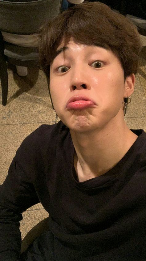 Selca Jimin, Jimin Lockscreen, Jimin Boyfriend Material, Jimin Boyfriend, Jimin Selca, Boyfriend Wallpaper, Jimin Wallpaper, Lockscreen Wallpaper, Bts Wallpaper