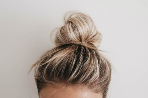 Simple Messy Bun For Medium Hair, Top Messy Bun Tutorials, Perfect Top Knot, Quick Top Knot Bun, Easy Too Knot Bun, Quick Hair Buns Simple, Messy Top Knot Tutorial, Cute Top Knot Buns, Easy Top Bun