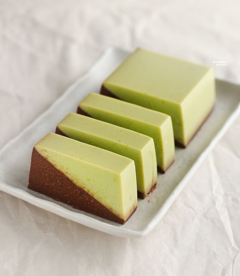 Chocolate and avocado are a great combo for dessert. Here they are made into a soft and creamy mousse cake that uses only 5 ingredients. Avocado Mousse Cake, Avocado Cheesecake, Chocolate Avocado Mousse, Coconut Buns, Mousse Cake Recipe, Avocado Mousse, Avocado Pudding, Avocado Chocolate Mousse, Chocolate Avocado