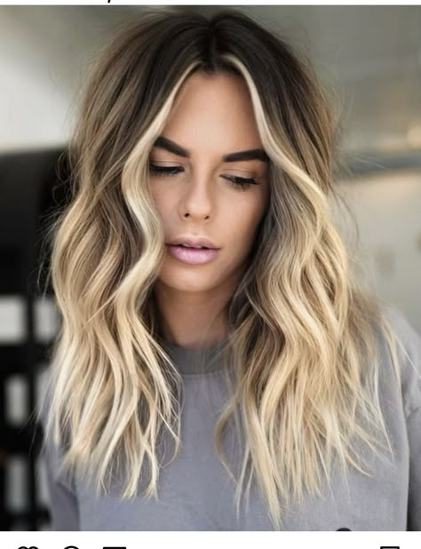 Accent Highlights Around Face, Large Money Piece Hair, Flattering Haircuts For Heart Shaped Faces, Shadow Root And Money Piece, Short Bob Blonde Balayage, Past Shoulder Length Hair, Dirty Blonde Hair With Money Piece, Blonde Shadow Root With Money Piece, Jessie James Decker Hair