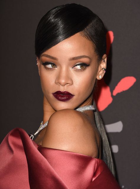 Rihanna smoldered in diamonds and dark lipstick. Dark Lipstick Colors, Clara Lionel Foundation, Rihanna Makeup, Wet Look Hair, Rihanna Hairstyles, Rihanna Photos, Rihanna Riri, 11 December, Dark Lipstick