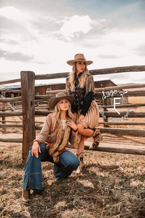 Cowgirl Friends Photoshoot, Cowgirl Group Photoshoot, Western Fashion Photography, Cowgirl Photoshoot Ideas With Horse, Western Sisters Photoshoot, Best Friend Country Photoshoot, Western Inspired Photoshoot, Western Friend Photoshoot, Western Group Photoshoot