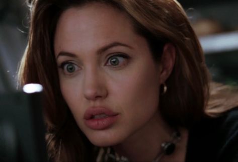 mr. & mrs. smith (2005) angelina jolie screencap movie icon pfp Angelina Jolie Jane Smith, Angelina Jolie Ms Smith, Jane Smith Angelina Jolie, Movie Lips, Angelina Jolie Mr And Mrs Smith, Angelina Jolie 2005, Angelina Jolie Face, Angelina Jolie Lips, Rihanna Dress