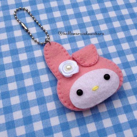 Felt Keychain, Felt Crafts Patterns, Cute Sewing Projects, Plushie Patterns, Felt Pattern, Diy Sewing Clothes, Diy Keychain, Felt Diy, Felt Dolls