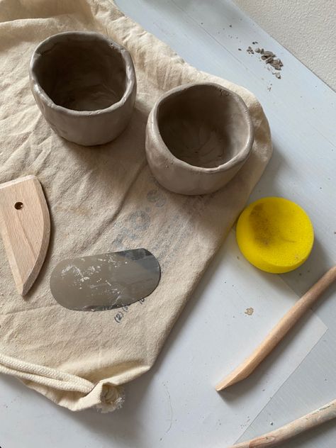 Pottery Class Aesthetic, Clay Ceramics Ideas, Ceramica Aesthetic, Ceramic Pottery Ideas, Ceramics Aesthetic, Ceramic Aesthetic, Clay Aesthetic, Pottery Aesthetic, Ceramics Workshop