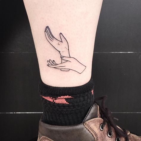 « Twin peaks tattoo for a lovely spontaneous traveller (who is a friend of a friend) from New Zealand! Glad we could squeeze in your app! Thanks so much :)… » Twin Peaks Tattoo, Tattoo Main, Hands Tattoo, 문신 디자인, Small Tattoo, Twin Peaks, Skin Art, Piercing Tattoo, Get A Tattoo