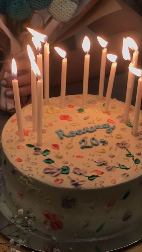 20th Bday Cake Aesthetic, 23 Birthday Cake Ideas For Her, Aesthetic Birthday Cake Pictures, Turning 20 Birthday Cake, Cute Cakes For 20th Birthday, 20 Years Birthday Aesthetic, Roaring 20s Aesthetic Party, 20 Year Birthday Cake, Roaring 20s Birthday Cake