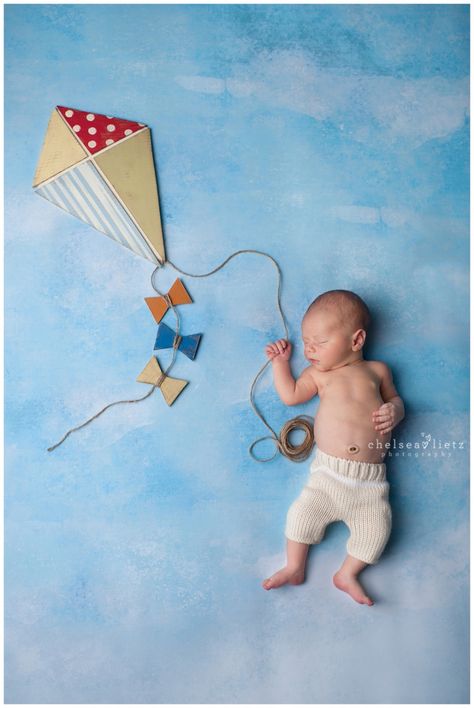 baby with kite Kite Baby Photoshoot, April Baby Photoshoot Ideas, Kite Theme Baby Photoshoot, Baby Photo Shoot Ideas, Funny Baby Boy, Baby Boy Newborn Photography, Baby Photo Shoot, Baby Milestones Pictures, Monthly Baby Pictures