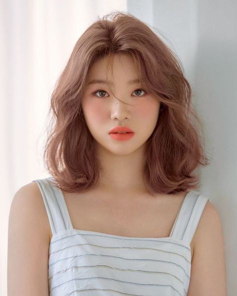 short hair style korean 2024 Short hairstyles 2024 - Glam Locks & Beauty Tips Short And Curly Hair, Korean Medium Hair, Korean Hairstyles Women, Curly Hair Pictures, Hair Korean, Hair Clipart, Hairstyles 2024, Daucus Carota, Hair Catalog