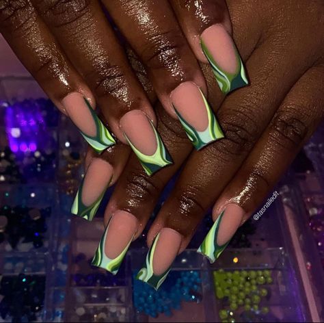 Gold Short Nail Designs, Ivy Nails Designs, Black And Green Nails Short, Poison Ivy Nails, Nail Designs Trending Now, Ivy Nails, Black Gold Nails, Hoco Nails, Gold Shorts