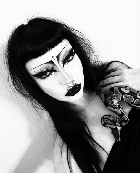 Souxie Soux Makeup, Dark Gothic Makeup, Goth Nose Contour, Trad Goth Makeup Ideas, Goth Contour, Victorian Gothic Makeup, Black Eye Shadow Looks, Simple Gothic Makeup, Victorian Goth Makeup