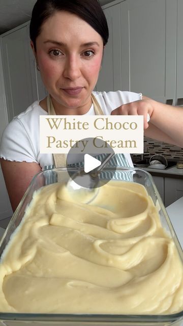 Elvin Cocel on Instagram: "White Choco Pastry Cream 🤍  This pastry cream is an absolute delight, perfect for filling cakes and cupcakes and super easy to make! 🥳🤤  INSTRUCTIONS:  1. Start by combining egg yolk, cornstarch, flour, and sugar in a pan.  2. In another pan, warm the milk. 	 3. Gradually add a portion of the warm milk to the first pan, stirring until well combined.   4. Incorporate the remaining milk and cook over medium heat while constantly stirring until the mixture thickens into a pudding-like consistency.  5. Turn off the heat and introduce butter, vanilla paste, and white chocolate, stirring until the chocolate is completely melted.   6. Pour the delectable mixture into a large serving dish. Cover it with cling film and allow it to rest in the fridge.   Voilà!  You’ve c White Chocolate Custard, White Chocolate Pastry Cream, Filling Cake, Chocolate Custard, Chocolate Pastry, Vanilla Paste, Pastry Crust, Custard Filling, Cupcake Icing