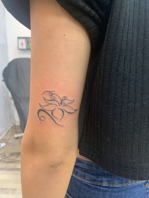 Rapunzel Tattoo Idea, Tangled Flower Tattoo Simple, Tangled Movie Tattoos, Tangled Crown Tattoo, Tangled Golden Flower Tattoo, Tattoo Tangled Disney, Sundrop Flower Tangled Tattoo, 21 Birthday Tattoo Ideas, Tangled Tattoo Pascal