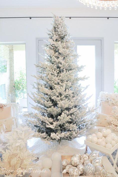 White Christmas Tree With White Decor, All White Christmas Tree, White And Gold Christmas Decor, Glamorous Christmas Tree, Gold And White Christmas Tree, Mexico Decor, White Xmas Tree, White And Gold Christmas, Rose Gold Christmas Tree