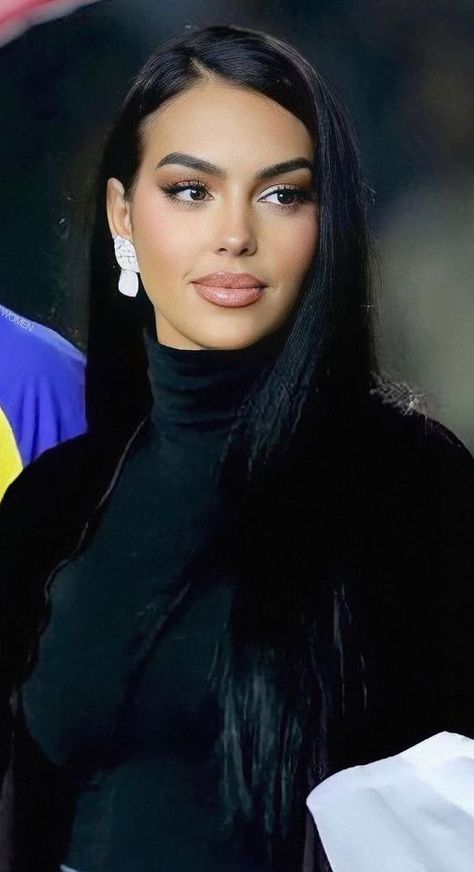 Georgina Rodriguez Makeup, Gorgina George, Gio Rodriguez, Gorging Rodriguez, Georgina Rodriguez Outfit, Georgia Rodriguez, Georgina Gio, Sleek Straight Hairstyles, Smooth Shiny Hair