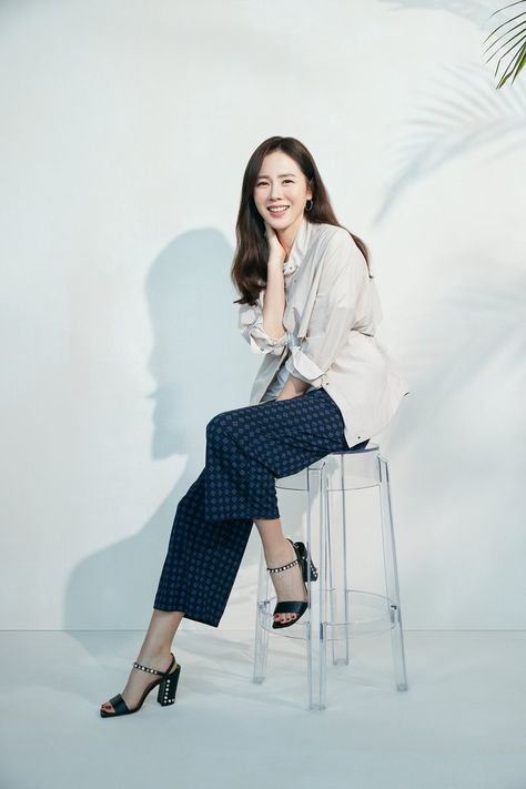 Son Ye Jin Fashion, Classy Essentials, Son Yejin, Son Ye Jin, Business Photoshoot, Drama Actors, Middleton Style, Female Profile, Hyun Bin