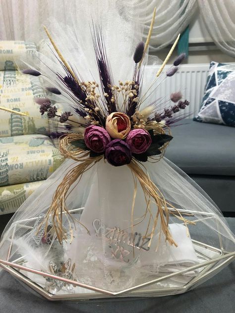 Roka Shagun Basket, Wedding Gift Hampers, Diwali Gift Hampers, Trousseau Packing, Wedding Gift Pack, Creative Wedding Gifts, Bridal Gift Wrapping Ideas, Wedding Gifts Packaging, Wedding Gift Wrapping