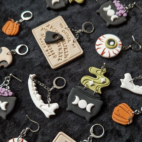 Spooky Jewelry Diy, Goth Polymer Clay Jewelry, Halloween Clay Jewelry, Witchy Polymer Clay Earrings, Spooky Polymer Clay Earrings, Diy Polymer Clay Jewelry, Polymer Clay Witchy Crafts, Witchy Clay Earrings, Spooky Clay Earrings